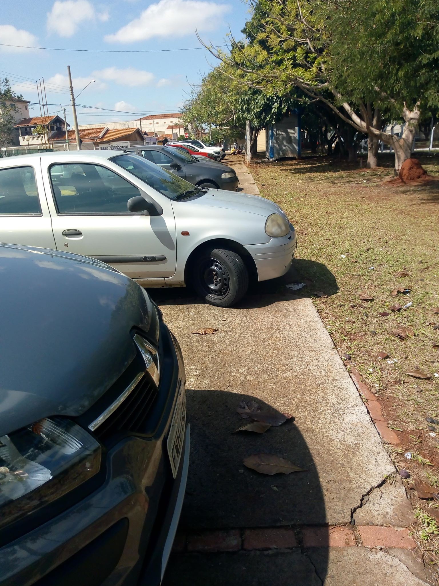 2018810_Joi reivindica providência em estacionamento na rua Guaianazes.